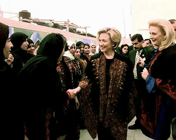 Suha Arafat accompanies Hillary Clinton in Gaza, 1998